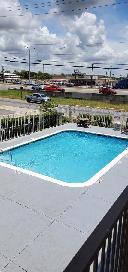 Econo Lodge San Antonio Northeast I-35 Екстер'єр фото